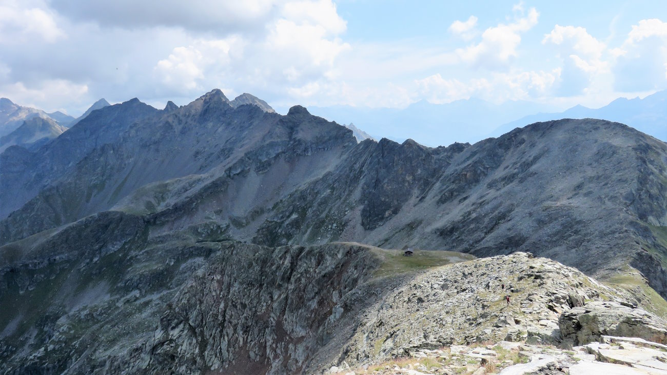 Il Bivacco Penne Nere e il Mont Mary visti dalla Becca di Viou